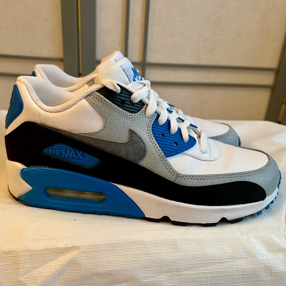 Like New Nike Air Max (Youth Sz 6 ½ / Women's Sz 8 ½)